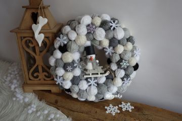 Klubíčkový věnec v šedé