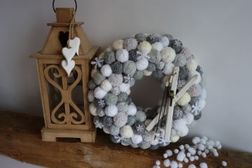 Klubíčkový věnec v šedé