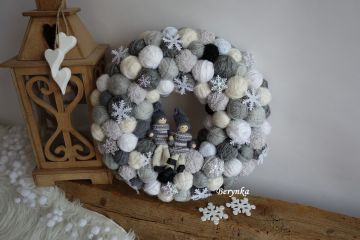 Klubíčkový věnec v šedé