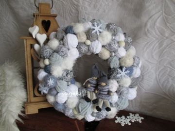Klubíčkový věnec v šedé