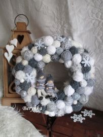 Klubíčkový věnec v šedé