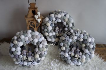 Klubíčkový věnec v šedé