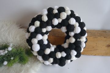 Klubíčkový věnec v šedé
