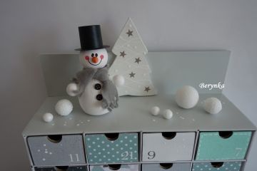 Adventní kalendář šedo-mátový se sněhulákem