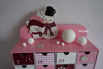 Adventní kalendář růžovo-vínový se sněhulákem a kočičkou