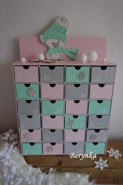Adventní kalendář růžovo-mátový s medvídkem