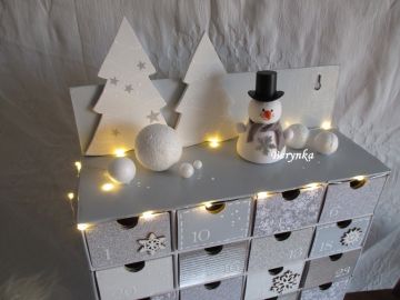 Adventní kalendář bílo-fialový se sněhulákem