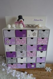 Adventní kalendář bílo-fialový se sněhulákem