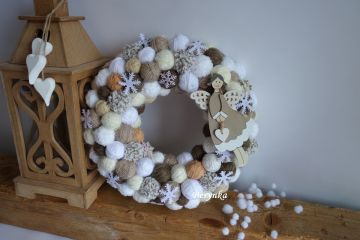 Klubíčkový věnec v hnědé