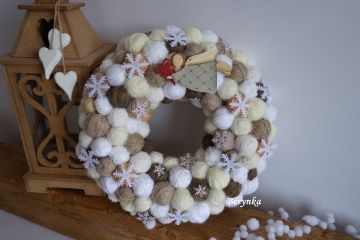 Klubíčkový věnec v hnědé