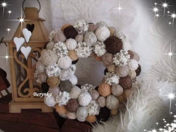 Klubíčkový věnec v hnědé