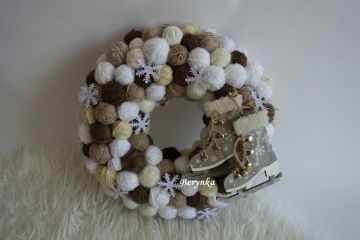 Klubíčkový věnec v hnědé