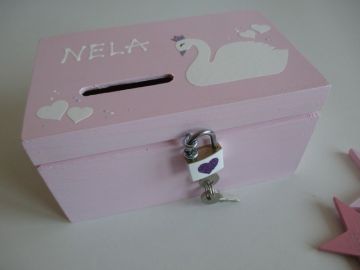 Dřevěná pokladnička s labutí