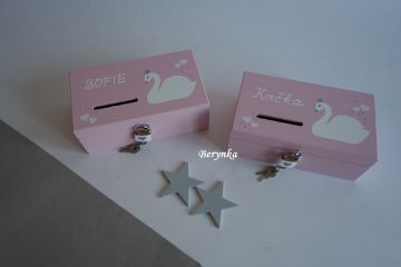 Dřevěná pokladnička s labutí