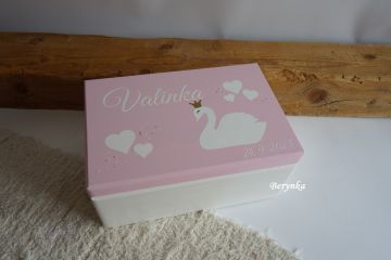 Dřevěná pokladnička s labutí