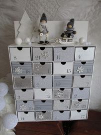 Adventní kalendář bílo-šedý s postavičkami