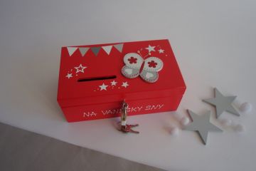 Dřevěná pokladnička s motýlkem