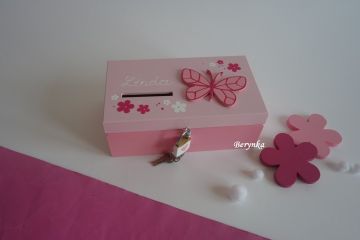 Dřevěná pokladnička s motýlkem