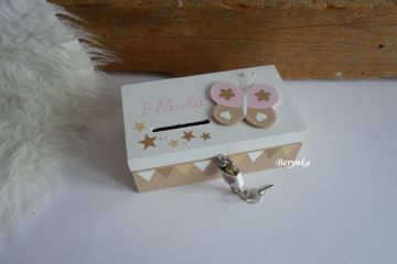 Dřevěná pokladnička s motýlkem