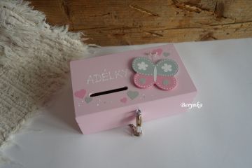 Dřevěná pokladnička s motýlkem