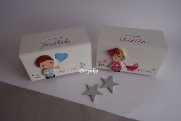 Dřevěná pokladnička s postavičkami - holčičkou a klukem