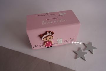 Dřevěná pokladnička s postavičkami - holčičkou a klukem