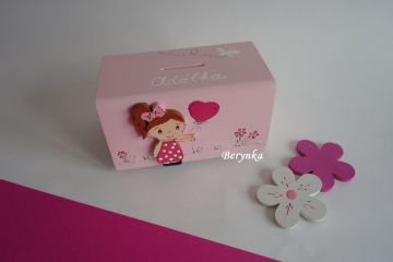 Dřevěná pokladnička s postavičkami - holčičkou a klukem