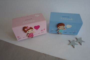 Dřevěná pokladnička s postavičkami - holčičkou a klukem