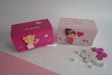 Dřevěná pokladnička s postavičkami - holčičkou a klukem