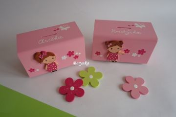 Dřevěná pokladnička s postavičkami - holčičkou a klukem