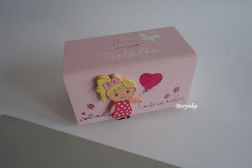 Dřevěná pokladnička s postavičkami - holčičkou a klukem