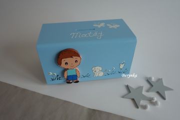 Dřevěná pokladnička s postavičkami - holčičkou a klukem