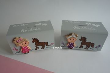 Dřevěná pokladnička s postavičkami - holčičkou a klukem