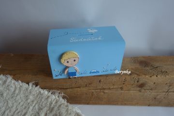 Dřevěná pokladnička s postavičkami - holčičkou a klukem