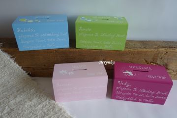 Dřevěná pokladnička s postavičkami - holčičkou a klukem