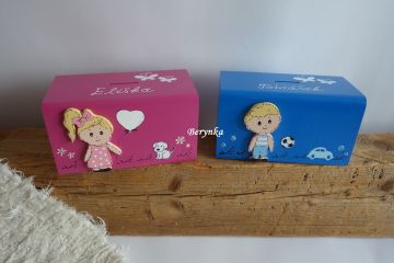 Dřevěná pokladnička s postavičkami - holčičkou a klukem