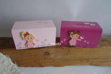 Dřevěná pokladnička s postavičkami - holčičkou a klukem