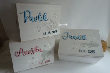 Dřevěná bedýnka v patině - s vyřezaným jménem
