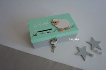 Dřevěná pokladnička s ovečkou