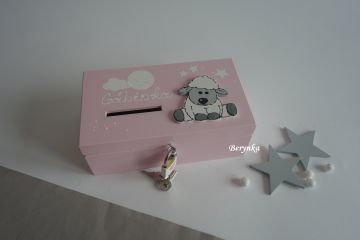 Dřevěná pokladnička s ovečkou