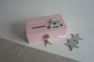 Dřevěná pokladnička s ovečkou