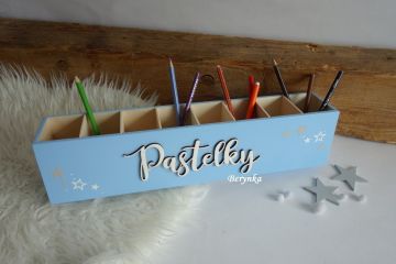 Dřevěný stojánek na pastelky - 8 komorový - různé motivy