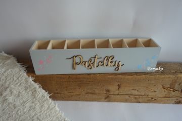 Dřevěný stojánek na pastelky - 8 komorový - různé motivy