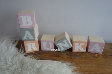 Dřevěné kostičky šedé, růžové, meruňkové