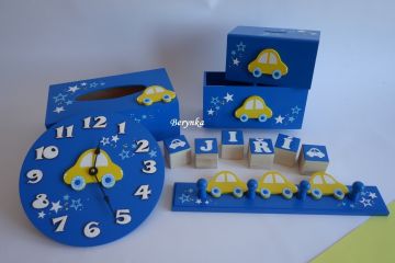 Dekorace tmavě modré se žlutým autíčkem