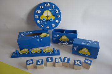 Dekorace tmavě modré se žlutým autíčkem