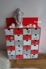 Adventní kalendář červeno-šedý se sněhulákem - různá provedení