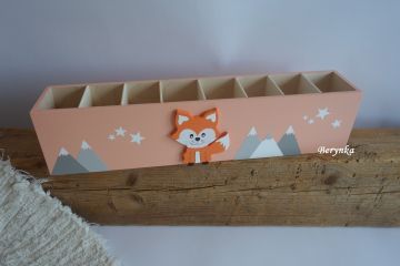 Dřevěný stojánek na tužky s liškou