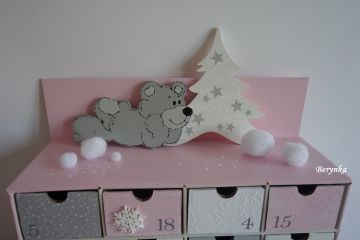 Adventní kalendář růžovo-šedý s medvídkem