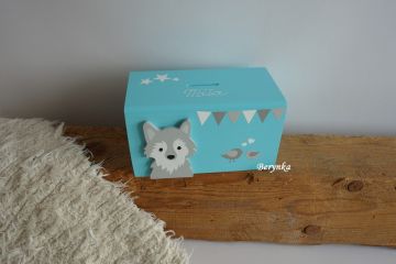 Dřevěná pokladnička s vlkem